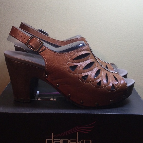 Dansko size 40 tan sandal heels - Picture 3 of 8